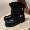 Coleção Europeia 2026 Outono/Inverno Novas Botas de Cavaleiro Vintage de Cano Médio com Bico Redondo e Salto Quadrado com Tira de Fivela Botas Martin Botas Femininas