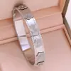 Pulseira de Aço Titânio Flor de Cinco Pétalas Quente de Vendas Cruzadas Amazon Aliexpress para Mulheres, Moda Europeia e Americana Joia de Aço Inoxidável Banhada a Ouro 18K