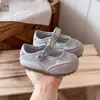 Tênis Esportivo Respirável de Malha Infantil 2026 Primavera/Outono Velcro Solado Macio Sapatos de Treino Alemães Sapatos Individuais Sapatos Casuais para Meninas Calçados Infantis