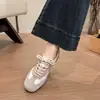 Tênis brancos estilosos de sola grossa, perfeitos para um look de campus, versáteis para qualquer roupa, nova coleção de verão 2026, tênis de treino casuais estilo coreano de nicho