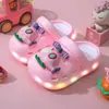 Nuevos y lindos zuecos de dibujos animados de helicóptero con suelas suaves e luces para niños, zapatillas versátiles ligeras de EVA para exteriores