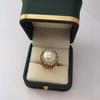 Anillo Abierto con Incrustaciones para Dedo Índice con Perla Botón Barroca Natural y Dijes Dorados, Ajustable y Moderno