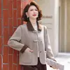 Nuevo abrigo de estilo chino para otoño e invierno, talla grande, para madres 2026, corte ajustado, talla grande, cárdigan de estilo tradicional, abrigo versátil
