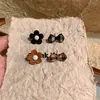 Pendientes Retro Simples Asimétricos de Flor y Lazo para Mujer 2026 Nuevos Pendientes de Patrón Piedra de Perro Joyería Popular para Orejas