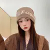 Gorro de punto para otoño e invierno, moderno y cálido, con bordes enrollados y letras, sombrero a prueba de frío para mujer con cordón y protección para las orejas, hace que la cara se vea más pequeña