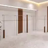 Estanterías de Exhibición para Tiendas de Ropa, Estantes de Pared para Tiendas de Ropa de Mujer, Percheros de Pie, Estanterías de Exhibición de Acero Inoxidable Color Nogal Imitación para Ropa Infantil