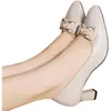 Sapatos de salto grosso estilosos, versáteis e confortáveis para mulheres, novo modelo outono 2026, sapatos de salto alto de bico fino slip-on macios e universais para mulheres