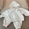Conjunto de Sudadera para Niños 2025 Otoño Nuevo Estilo Tops y Pantalones para Niños Pequeños y Medianos Set de Dos Piezas con Capucha Largo