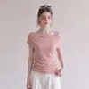 Top de punto versátil de verano para mujer, estilo coreano de alta gama, cuello asimétrico, hombros descubiertos, manga corta, ajustado, para el trabajo 1839