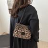 Bolsa quadrada pequena texturizada popular da moda 2025, bolsa de ombro com estampa de leopardo retrô europeia e americana, bolsa transversal com corrente
