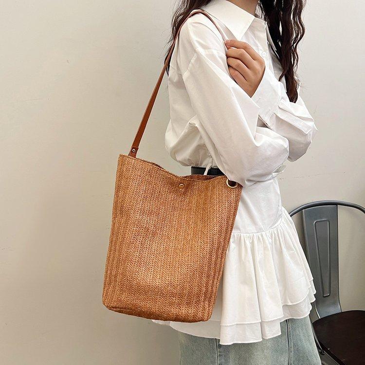 编织包女包新款潮2024夏草编简约百搭小清新水桶包个性单肩斜