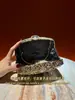 Bolsa de noite nova, primorosamente confeccionada, perfeita para festas glamourosas e ocasiões formais; uma bolsa de mão elegante e luxuosa que pode ser usada na transversal