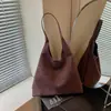 Bolsa transfronteiriça retro com acabamento fosco para mulheres, nova coleção outono 2026, bolsa de ombro grande e moderna, adequada para trabalho e deslocamento