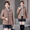 Jaqueta feminina acolchoada de algodão com bolsos grandes, novo estilo 2026, casaco curto de algodão com enchimento de plumas para o inverno, jaqueta de algodão elegante com gola alta para mães