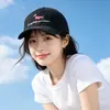 Nueva gorra de béisbol bordada de cachorro de dibujos animados lindo, versátil y estiliza el rostro, circunferencia de cabeza grande, sombrero de protección solar