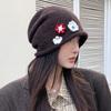 Gorro Soltinho Floral Doce Estilo Coreano Proteção Contra Vento Quente Tricô Outono e Inverno Novo Versátil para Mulheres Afinar o Rosto Chapéu para Frio