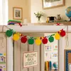 Exclusivo para vendas transfronteiriças: Decoração de sala de aula para volta às aulas com guirlanda de pompons de maçã colorida de feltro para fundo de foto infantil