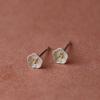 Pendientes minimalistas pequeños de estilo fresco con forma de flor de ciruelo de cinco pétalos chapados en oro de plata de ley 925