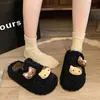 Lindas pantuflas de gatito de dibujos animados peludas para mujer, pantuflas de media caña versátiles de moda para otoño e invierno para usar en exteriores, pantuflas de algodón de una tira con suela gruesa