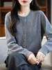 Cardigan de moda com botões e gola redonda espessa, quente com strass coloridos, simples e elegante para o trabalho, vestuário feminino em generoso tom verde-lago