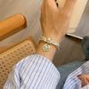 Elegante Pulsera con Colgante Redondo de Tres Capas para Mujer, Moda de Nicho, Nueva Pulsera de Letras Moderna y Versátil