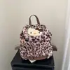 2026 Nova Mochila Infantil de Gato Kt de Pelúcia com Estampa de Leopardo para Meninas Mochila Escolar Desenho Animado Quente de Inverno com Cordão