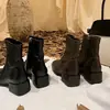 Botas de cano curto 2026 estilo coreano nova tendência moda outono e inverno feminino zíper lateral salto grosso botas curtas botas afinadoras botas de montaria