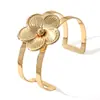 Bestseller transfronterizo: Conjunto exagerado de collar, aretes y pulsera de flor de cinco pétalos para mujer, estilo europeo y americano, joyería de metal de trébol