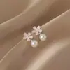 Aretes de Perla Rosa Flor de Cerezo Fresca y Dulce, Aretes de Diseño de Nicho de Alto Valor, Lujo Ligero, Accesorios para Orejas Modernos y Versátiles