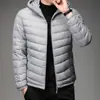 Marca Otoño e Invierno Chaqueta Ligera de Plumas para Hombre, Estilo Corto con Cuello Alto y Capucha, Adecuada para Personas de Mediana Edad y Jóvenes, Delgada y Ligera, Rebaja de Liquidación