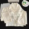 Conjunto de três peças com estampa de gato preto de desenho animado, almofadas no peito, seda gelo e neve, novo estilo de pijama primavera e verão para mulheres, roupão com lapela, pode ser usado fora de casa