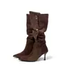 Botas altas apiladas estilo Maillard Otoño/Invierno 2026 punta fina tacón de aguja gamuza botas largas remache retro bota de jinete para mujer