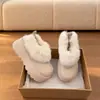 Botas de nieve de moda con suela gruesa y forro de felpa, zapatos peludos de nuevo estilo para mujer, mocasines blancos, zapatos de invierno para aumentar la altura para mujeres bajitas, 2026