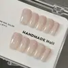 Manicura hecha a mano con un ambiente fresco y elegante, color nude con un sutil efecto ojo de gato brillante, simple y favorecedor, uñas postizas listas para usar al por mayor