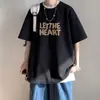 Ropa Yuchentu de Larga Duración Premium 2025 Nueva Camiseta Holgada de Verano para Hombre Estilo Americano Marca de Moda Atractiva Estilo Hong Kong