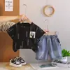 Conjunto Esportivo Infantil 2026 Verão Novo Estilo Camiseta Manga Curta para Meninos Shorts Casuais para Bebê Conjunto de Duas Peças Estiloso e Moderno