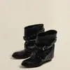 Botas de mujer de cuero genuino estilo callejero geniales con punta fina, remaches, botas plisadas de tacón apilado, botines de tacón alto, botas de montar con hebilla de cinturón