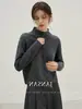 Suéter Feminino de Malha Grossa Soltinho com Gola Alta e Botões, Mistura de Caxemira, Estilo Guo Yuxin da Wu STUDIO