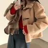 Enviado. Jaqueta curta estilo coreano, modelagem solta, quente, de pelo sintético, com botões de chifre, para mulheres petites.