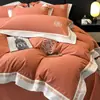 Clase de Lujo Ligero Ropa de Cama 100% Algodón de Fibra Larga Cepillado Bordado Juego de Cuatro Piezas Funda de Edredón Súper Suave Engrosada Cama Algodón Puro