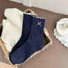 Calcetines azules y blancos para mujer, calcetines de otoño de punto doble hasta la pantorrilla, calcetines a rayas dulces estilo coreano con etiquetas de tela, estilo universitario, absorbentes de sudor, transpirables y con diseño de volantes