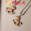 Colgante de Caballo de Palosanto Pintado a Mano con Símbolo de Manzana de Palosanto Morado, Diseño Artístico, Colgante para Llavero de Coche del Año del Caballo