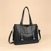 Bolsa de ombro e transversal popular, moda europeia e americana, bolsa para mães de meia-idade, bolsa tote de luxo leve, bolsa de axila para o dia a dia mais vendida no atacado