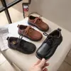 Sapatos Casuais Pretos para Meninos, Estilo Britânico, com Cadarço e Velcro, Novos para Primavera e Outono, Material de Couro, Antiderrapantes, Respiráveis, de Alta Performance