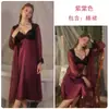 Rojo Confortable Tentador Jacquard Seda de Hielo Sexy Escote Bajo Fruncido Acolchado Camisón Bata Conjunto para Estar en Casa XK5266