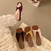 Sandalias de Cuña Retro Francesas para Mujer para Verano 2026 Nuevas Sandalias de Terciopelo de Alta Gama con Tira Cruzada de Tacón Medio y Punta Cuadrada