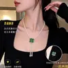 Un collar de trébol de cuatro hojas de diamante púrpura de dos vías, diseño desmontable, cadena larga versátil para suéter para mujer, accesorio popular de lujo ligero
