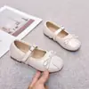 Sapatos Mary Jane delicados estilo francês para meninas, novo modelo outono 2026, com sola macia, adequados para combinar com saias, sapatos pequenos de couro para meninas