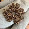 Goma para el pelo Scrunchie de Tela con Estampado de Leopardo Dulce y Fresco Coreana para Mujer 2025 Nuevo Elegante Estilo Francés Colita de Caballo Accesorio para el Cabello para Mujer