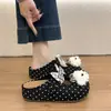 Nuevas pantuflas cerradas de estilo caricatura para mujer, sandalias cerradas de lunares lindas y a la moda, zapatos de diseño otoño 2026